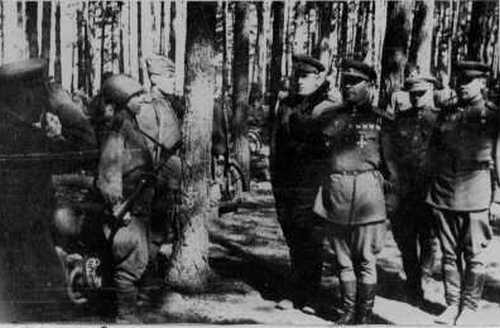 Командир 5-го ОМЦП Мурачев докладывает генерал-майору Радзиевскому, лето 1944 г.